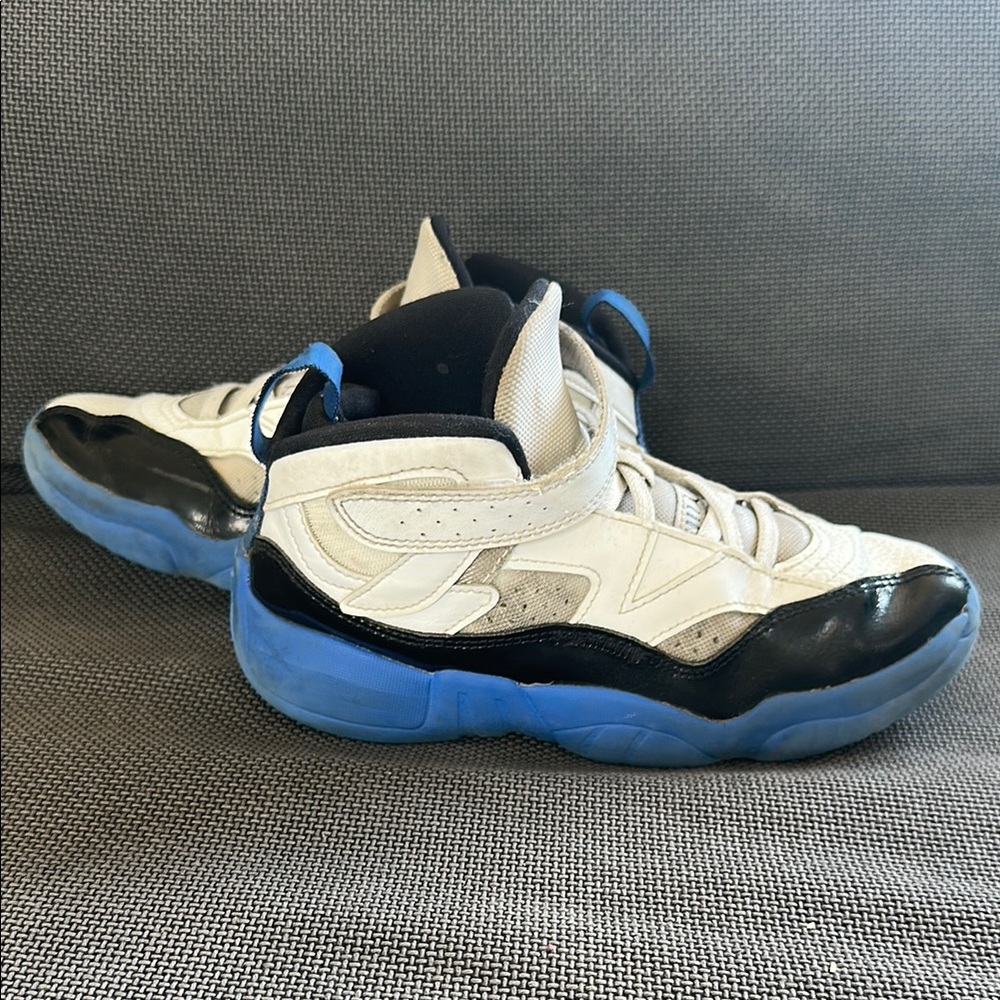 Jordan Jumpman Two Trey (GS) White Game Royal Black Kids Athletic 2Y